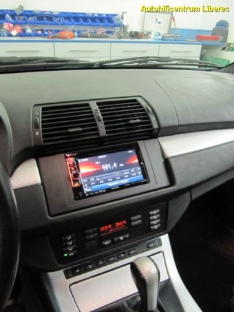 BMW X5 (2006) - instalace DVD,navigace,handsfree, couvací kamera